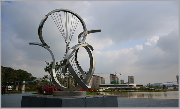 飞凤山公园不锈钢环境雕塑